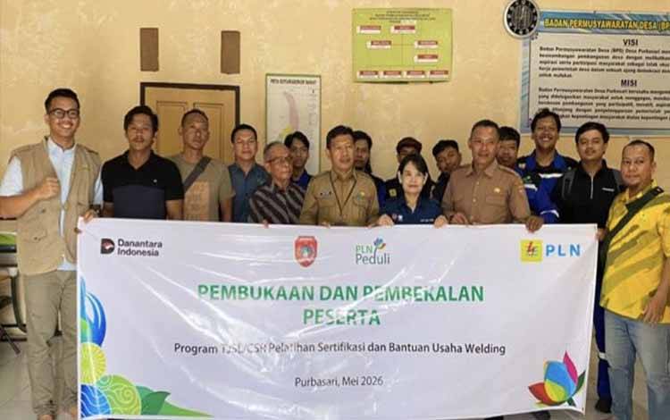 Foto bersama saat pembukaan pelatihan pengelasan (welding) berbasis kompetensi bagi masyarakat Desa Purbasari