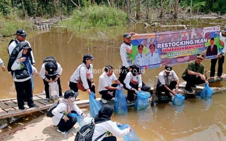 Barito Utara Tebar 20 Ribu Benih Ikan di Perairan Desa untuk Jaga Ekosistem