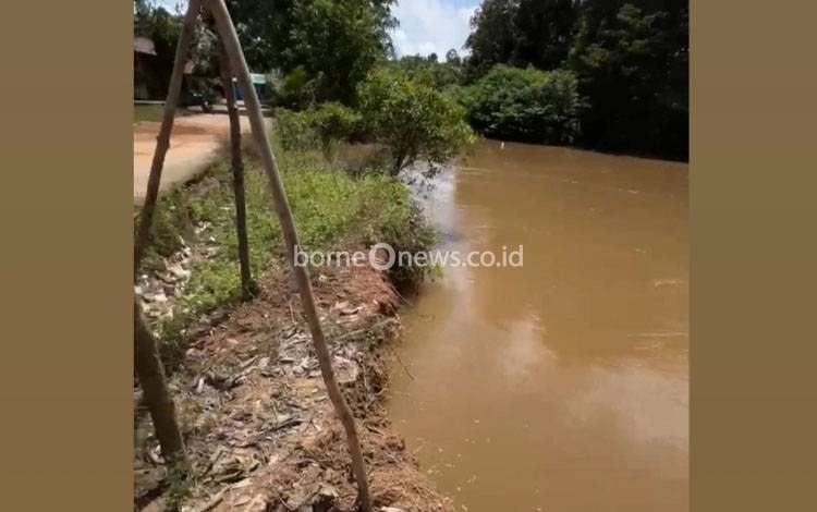 BPBD Kotim Ungkap Penyebab Longsor Sungai Tualan Ancam 6 Rumah dan Jalan Poros Desa