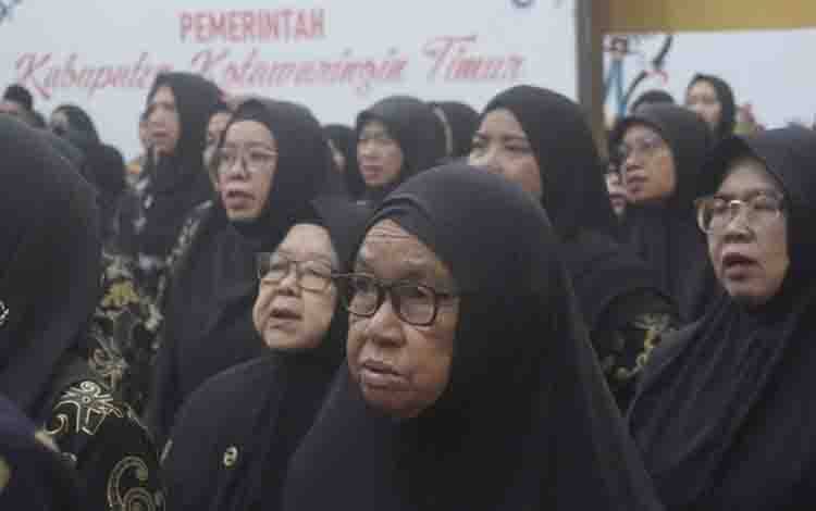 Jemaah haji Kabupaten Kotawaringin Timur saat dilepas oleh Bupati Kotim Halikinnor. (FOTO: IST)