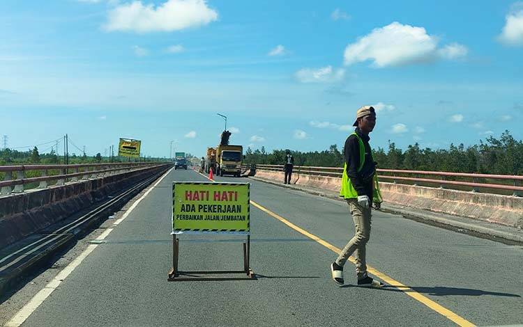 Ilustrasi: perbaikan jalan dan jembatan. (FOTO: TESTI PRISCILLA)