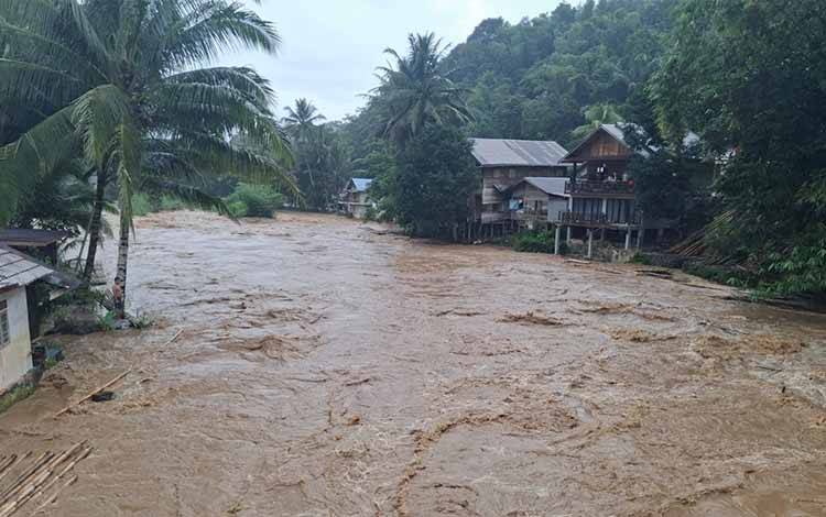 Banjir Rendam Sejumlah Wilayah di Kalsel, Debit Air Sungai Naik Drastis Akibat Hujan Deras