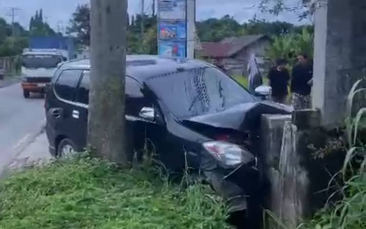 Mobil Ringsek Usai Tabrak Tembok di Pelaihari, Empat Korban Dapat Penanganan Relawan