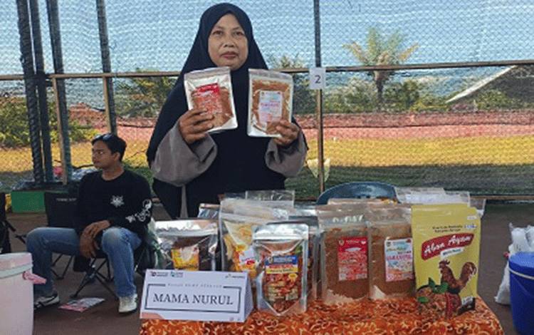 Mama Nurul dengan produk abon ikan hasil olahannya. (Foto : Fahrul)