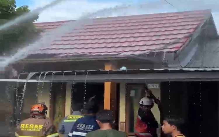 Proses pemadaman kebakaran di sebuah rumah kawasan Komplek Bukit Sekumpul, Kelurahan Sekumpul, Kecamatan Martapura, Kabupaten Banjar, Senin sore, 18 Mei 2026. (FOTO: BIB Kalimantan)