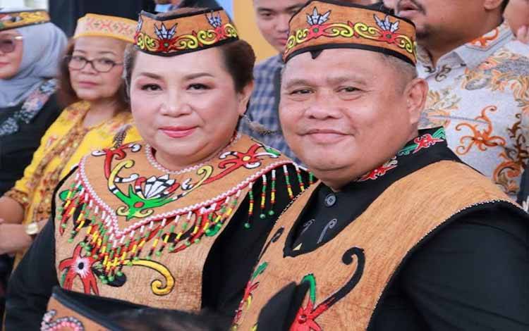 Kepala Dinas PUPR Provinsi Kalimantan Tengah, Juni Gultom (Baju adat hitam) (Foto : Udienkantoek untuk Borneonews)