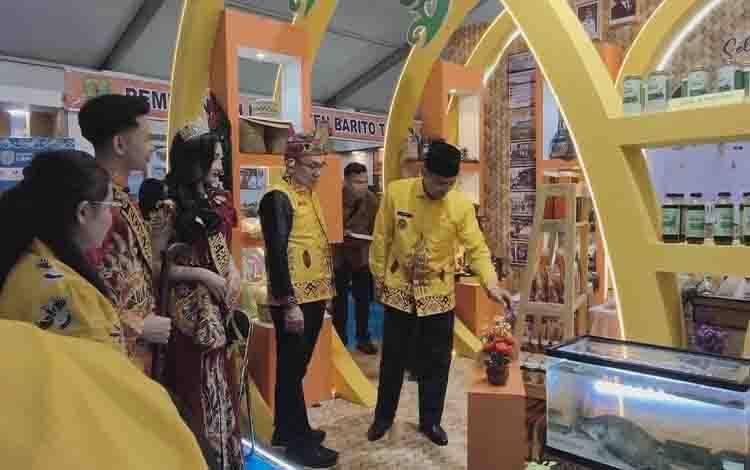 Wabup Seruyan Kunjungi Stand Daerah di Kalteng Expo 2026