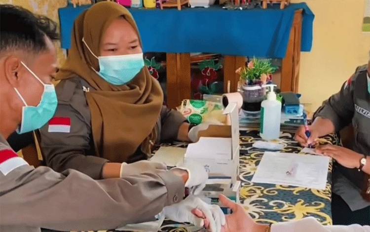Laboratorium Kesehatan Palangka Raya Gelar Pemeriksaan Golongan Darah di SDN 2 Panarung