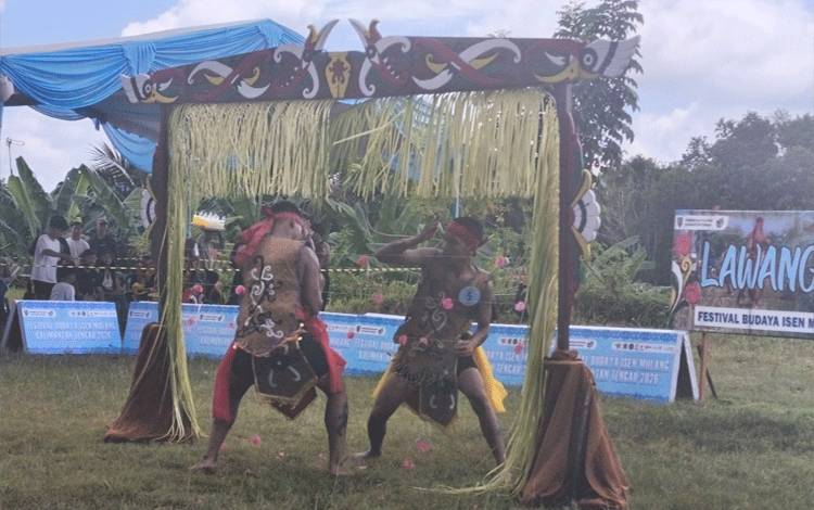 Lomba lawang sakepeng dalam Festival Budaya Isen Mulang (FBIM) 2026 di halaman Gor Indoor Serbaguna Tjilik Riwut Km 5 Palangka Raya. (Foto:MARINI)
