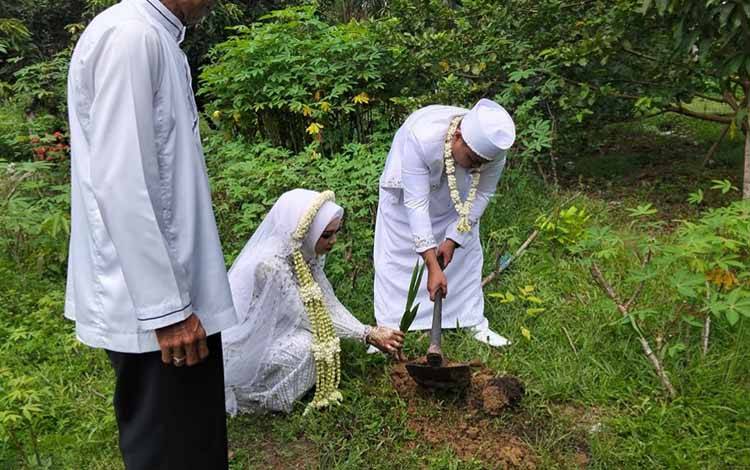 Nikah Sambil Menanam Harapan: Pengantin di Kapuas Murung Ikut Gerakan Satu Pohon Satu Pernikahan
