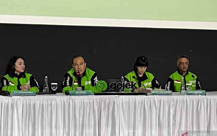 (Dua dari kiri) Direktur Utama/CEO PT GoTo Gojek Tokopedia Tbk (GOTO) Hans Patuwo memberikan keterangan dalam jumpa pers di Jakarta, Selasa (19/5/2026). (ANTARA/Arnidhya Nur Zhafira)