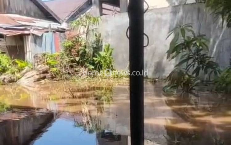 Genangan air pasang yang memenuhi halaman rumah warga di Jalan Seth Adji, Kuala Kapuas, Selasa, 19 Mei 2026 yang kembali terjadi saat debit Sungai Kapuas meningkat. (FOTO: Huda)