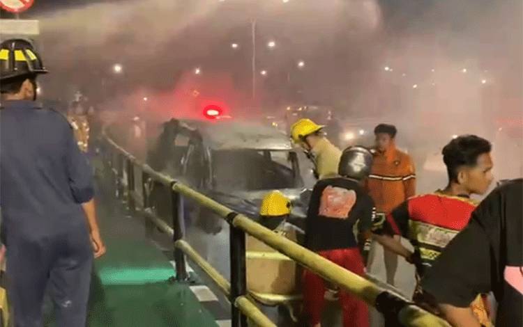 Mobil dan Motor Terbakar Usai Kecelakaan di Jembatan Basid Kayu Tangi Banjarmasin