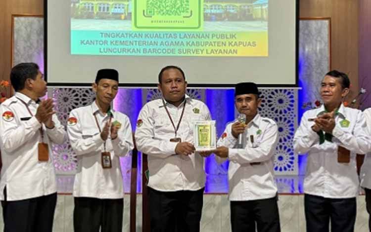 Tak Perlu Lagi Isi Formulir Kertas, Kini Warga Bisa Nilai Pelayanan Kemenag Kapuas Lewat Scan QR Code