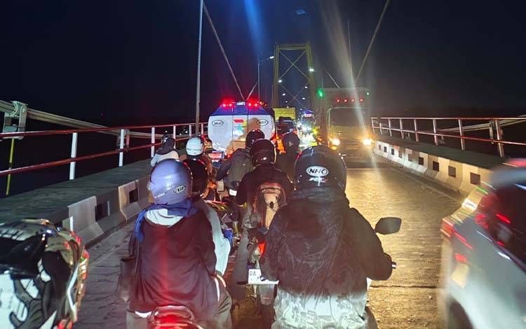 Truk Mogok di Tengah Jembatan Barito Membuat Arus Kalteng-Banjarmasin Lumpuh