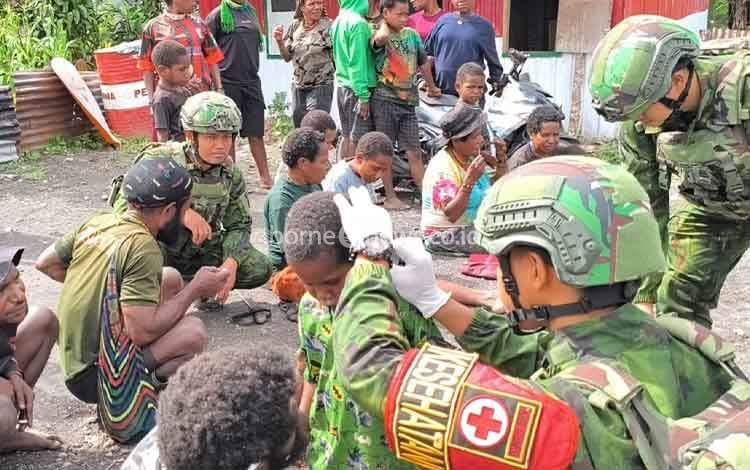 Satgas Pamtas RI-PNG Yonif 621/Manuntung Gelar Bakti Sosial di Puncak Papua Hadir Bantu Warga, Pererat Persaudaraan