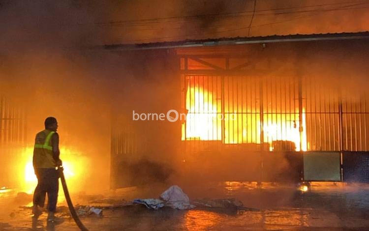 Ruko di Jalan Mahakam Kapuas Terbakar Dini Hari ini