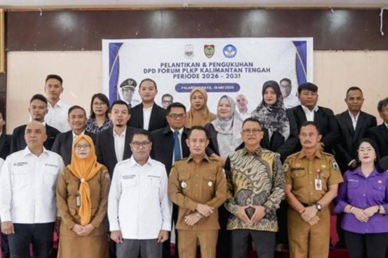 Foto bersama Wali Kota Palangka Raya Fairid Naparin dengan pengurusan baru FPLKP Kalteng. ANTARA/Dokumentasi Pribadi