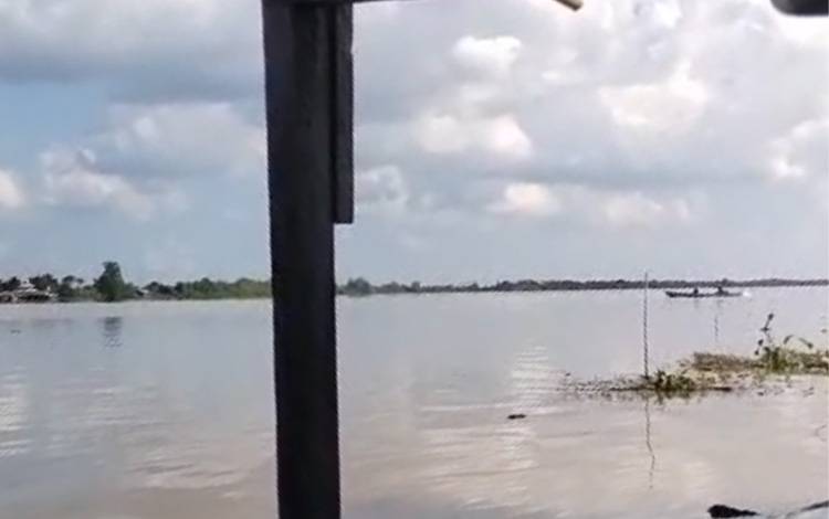 Seorang Pria Diduga Hilang di Sungai Sei Tatas Kapuas, Keluarga dan Relawan Lakukan Penyisiran