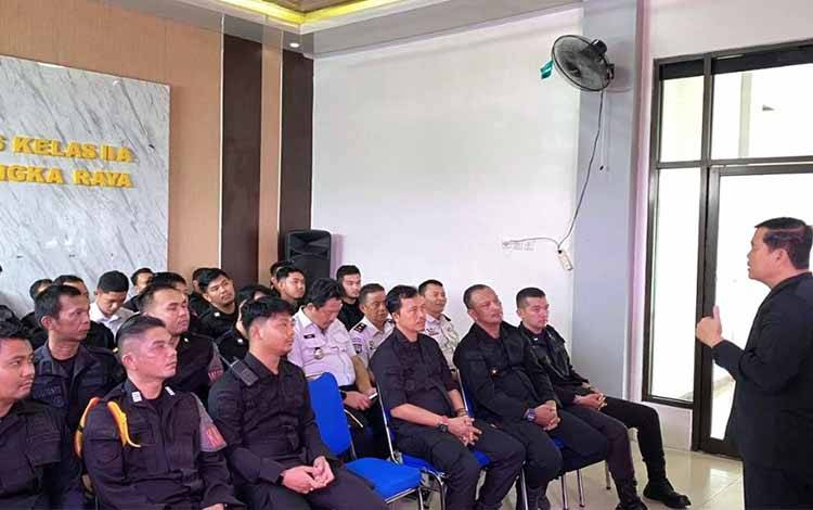 Kepala Lapas Palangka Raya Hisam Wibowo memberikan pengarahan di Lapas II A Palangka Raya. (FOTO: LAPAS IIA PKY)