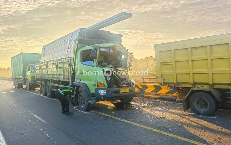 Truk Tronton Tabrak Tiga Dump Truk di Jembatan Tumbang Nusa, Satu Sopir Tewas