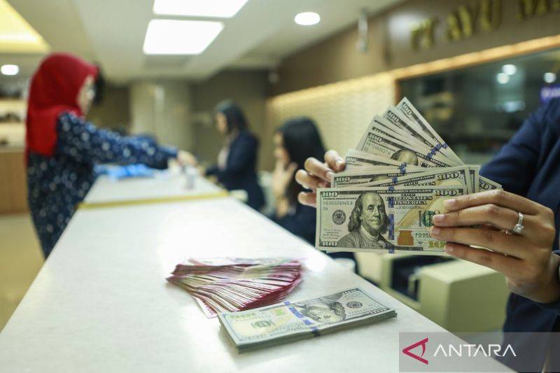 Rupiah Terkoreksi ke Rp17.667 per Dolar AS, Sentimen FOMC dan Geopolitik Tekan Pasar