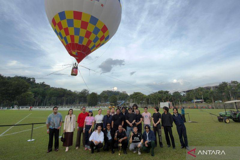 Sejumlah musisi yang akan tampil di Latihan Pestapora Malaysia 2026 berfoto bersama usai konferensi pers di Kuala Lumpur, Malaysia, Kamis (21/5/2026). (ANTARA/Rangga Pandu Asmara Jingga)