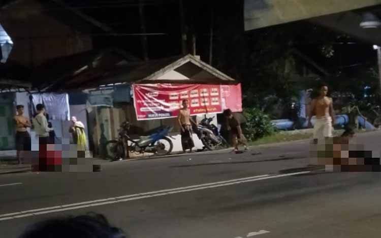 Situasi sesaat pascainsiden lakalantas di Jalan Pemuda Km 6,5, kawasan Handel Bere, Selat Hulu, Kecamatan Selat, Kabupaten Kapuas, Kamis malam, 21 Mei 2026. (FOTO: Rescue Kps)