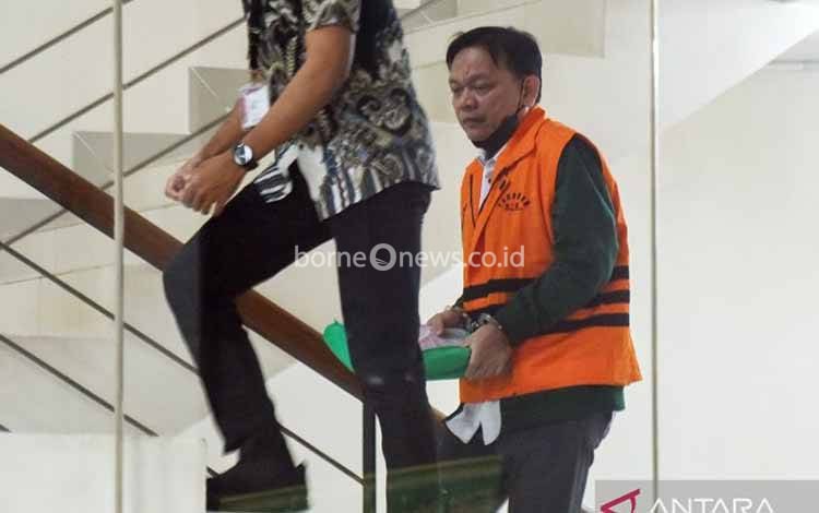 Tersangka kasus dugaan korupsi pengurusan sengketa lahan di Pengadilan Negeri Kota Depok Bambang Setyawan berjalan menuju ruang pemeriksaan setibanya di Gedung Merah Putih KPK, Jakarta, Selasa (31/3/2026). Mantan Wakil Ketua Pengadilan Negeri Kota Depok tersebut menjalani pemeriksan lanjutan dalam kasus dugaan korupsi pengurusan sengketa lahan di PN Kota Depok dengan barang bukti yang diamankan berupa uang tunai senilai Rp850 juta. ANTARA FOTO/Indrianto Eko Suwarso/wpa.