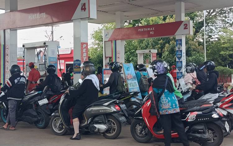 Antrean BBM yang pernah terjadi di Palangka Raya baru baru ini. (Foto:MARINI)
