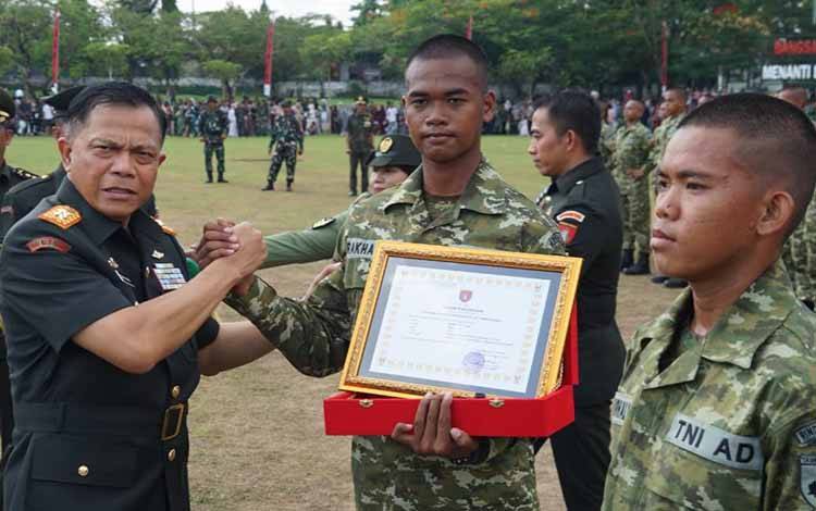 Pangdam XXII Tambun Bungai Pimpin Penutupan Dikmata Infanteri, 314 Siswa Resmi Dilantik Menjadi Prajurit Dua