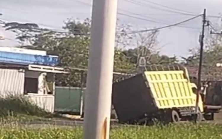 Truk Muatan Beras Ambles di Jalan Sumatera Kuala Kapuas, Warga Diminta Hati-Hati