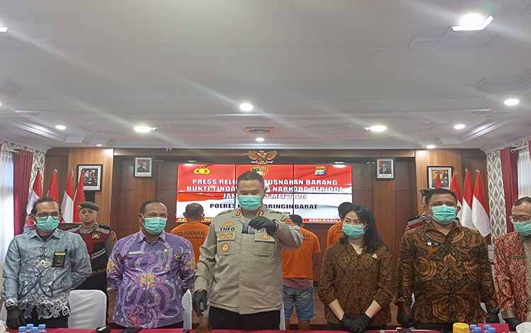 Polres Kobar Musnahkan 901,81 Gram Sabu dan 8 Butir Ekstasi, Puluhan Tersangka Diamankan