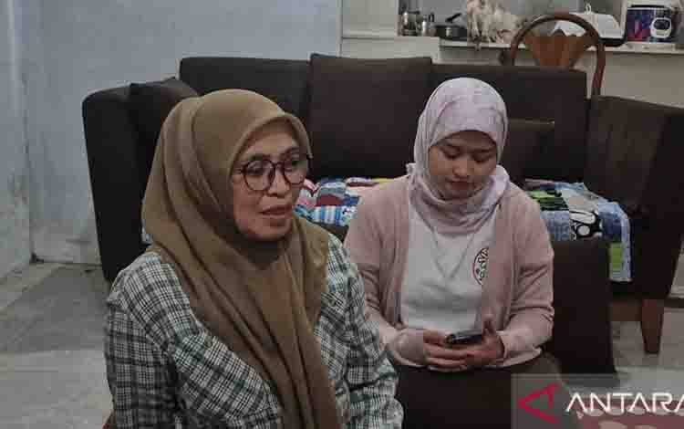 Ibu Thoudy, Hany Hanifa Humanisa, saat diwawancarai oleh media di Cicalengka, Kabupaten Bandung, Jawa Barat, pada Jumat (22/5/2026). ANTARA/Ilham Nugraha.