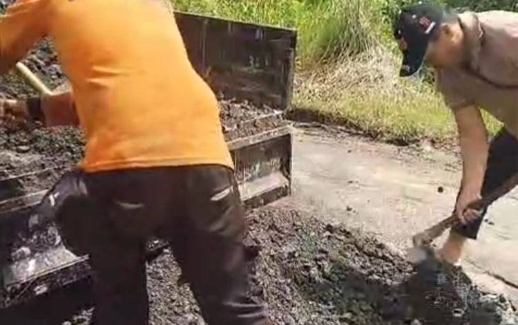 Pohon Pisang Berbuah Perbaikan, Jalan Sumatera Kuala Kapuas Mulai Ditambal