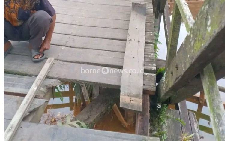 Warga Perbaiki Secara Swadaya Papan Jembatan Hilang di Anjir Serapat Tengah