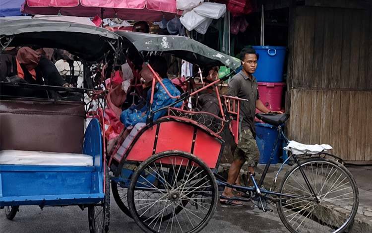 Kapuas Masih Punya Becak, Tapi Nasib Pengemudinya Kian Terdesak Zaman