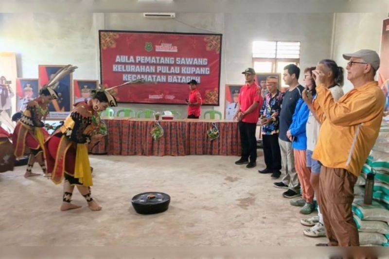 Wisatawan Amerika Serikat Terpikat Budaya Dayak dan Wisata Pulau Kupang Kapuas