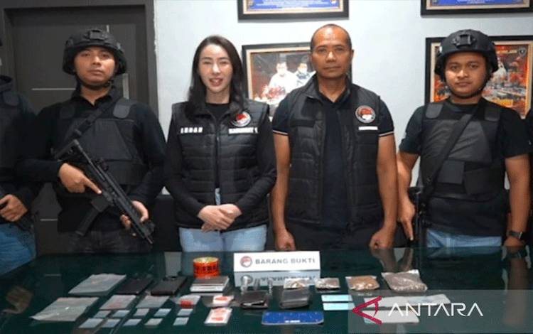 Kepala Unit 4 Subdit 1 Kompol Indah Hartantiningrum (Kedua dari kiri) bersama barang bukti yang diamankan dari para tersangka di Jakarta Timur, Selasa (19/5/2026). ANTARA/HO-Ditresnarkoba Polda Metro Jaya