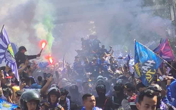 Ratusan Ribu Bobotoh Padati Bandung Rayakan Triruntun Gelar Persib