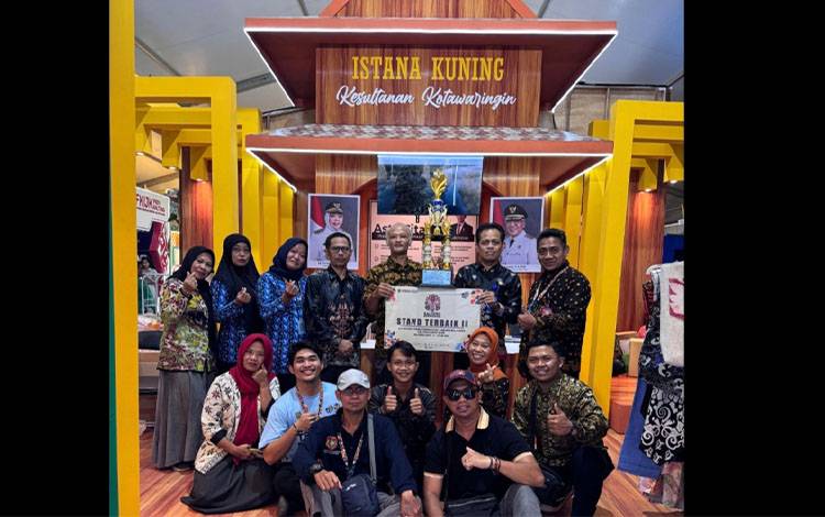 Sekretaris DisperindagkopUKM Kobar Muhammad Suhendra foto bersama jajaran usai menerima penghargaan stand terbaik pada gelaran Kateng Expo 2026.
