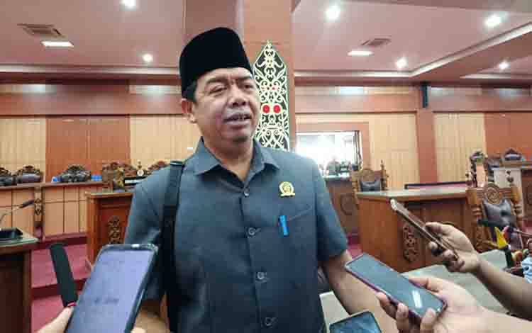 Anggota Komisi III DPRD Palangka Raya, Arif M. Norkim saat diwawancara terkait pendidikan. (FOTO: MARINI)