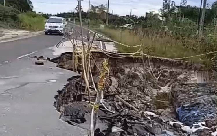 Jalan di Desa Pahawan Longsor, Pengendara Jalur Palangka Raya-Kuala Kurun Harus Waspada