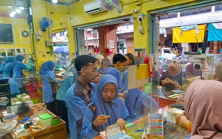 Aktivitas toko emas Mitra Baru di PPM Sampit, Senin, 25 Mei 2026. (FOTO : DEVI)