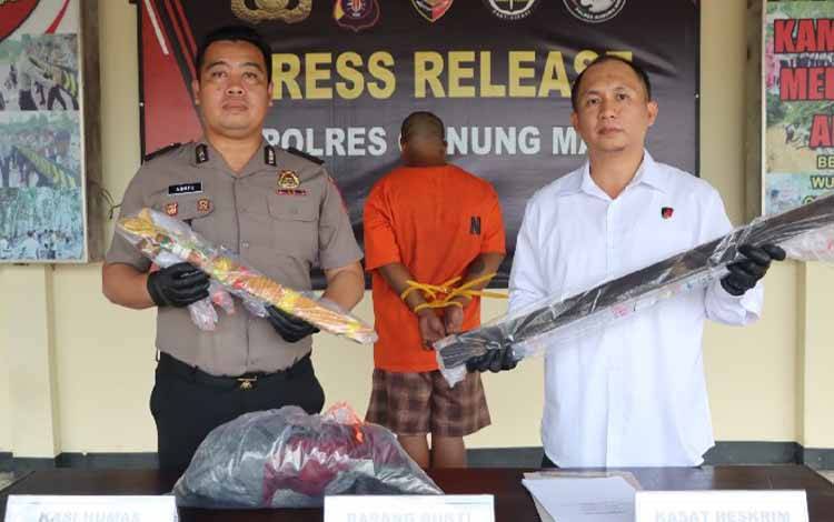 Polres Gunung Mas saat merilis kasus pembunuhan di Kecamatan Tewah, Kabupaten Gunung Mas, Senin, 25 Mei 2026. (FOTO: HUMAS POLRES GUMAS)