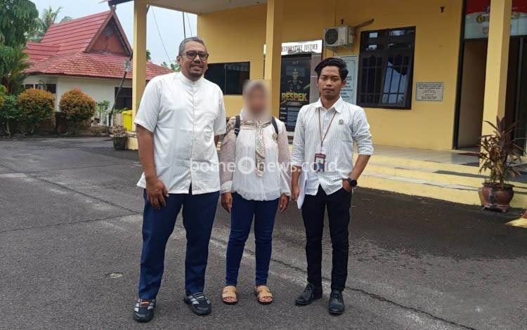 Edy Ahmad dan rekan saat mendampingi kliennya (tengah) melaporkan dugaan tindak pidana pemalsuan alamat dan pemberian keterangan palsu pada sidang perceraian di Mapolsek Arsel.