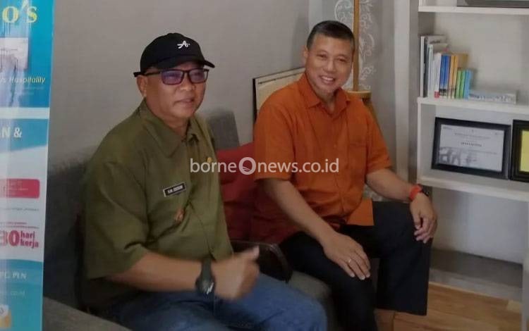 Camat Mentaya Hulu Edison dan Manajer Unit Pelaksana Proyek Ketenagalistrikan Kalimantan Tengah (UP2K Kalteng) Sugianto koordinasi terkait listrik desa. (FOTO: IST)