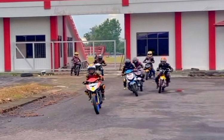 Atlet balap IMI Kotawaringin Timur berlatih di kawasan Stadion 29 Nopember Sampit. (FOTO: IST)