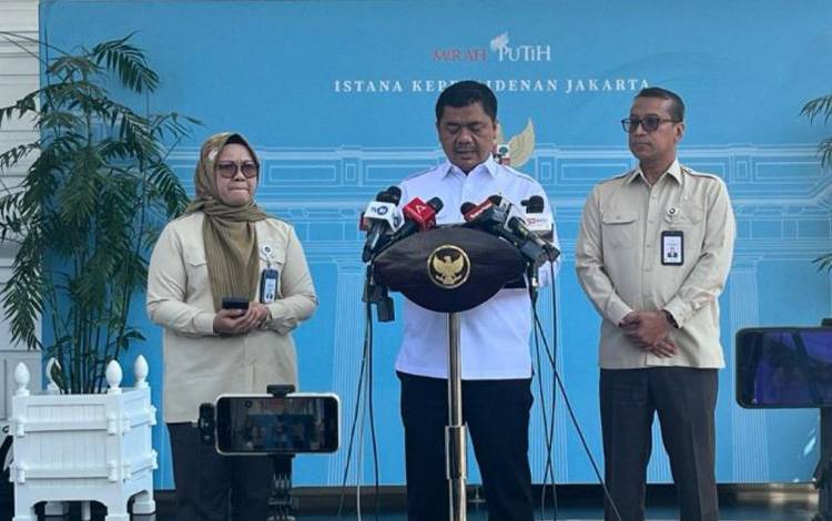 Wakil Menteri Sekretaris Negara Juri Ardiantoro (tengah) memberikan pernyataan pers di Kompleks Istana Kepresidenan, Jakarta, Selasa (26/5/2026). (ANTARA/Fathur Rochman)