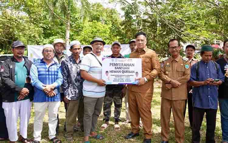Bupati Lamandau Rizky Aditya Putra menyerahkan bantuan hewan kurban, Selasa, 26 Mei 2026 (NATALIA KRISTIN)